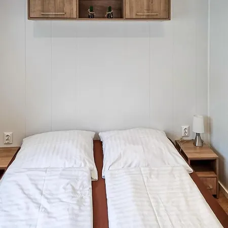 2 Bedroom Gorgeous Stacaravan In Lohmen Am Kamp alanı Garden