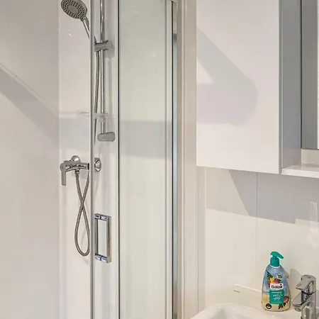 Kemp Amazing Stacaravan In Lohmen Am Garden